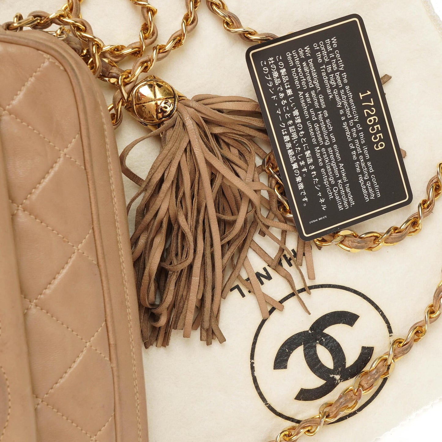 Chanel Camera Tasche aus beigem gestepptem Lammleder mit Quaste und CC