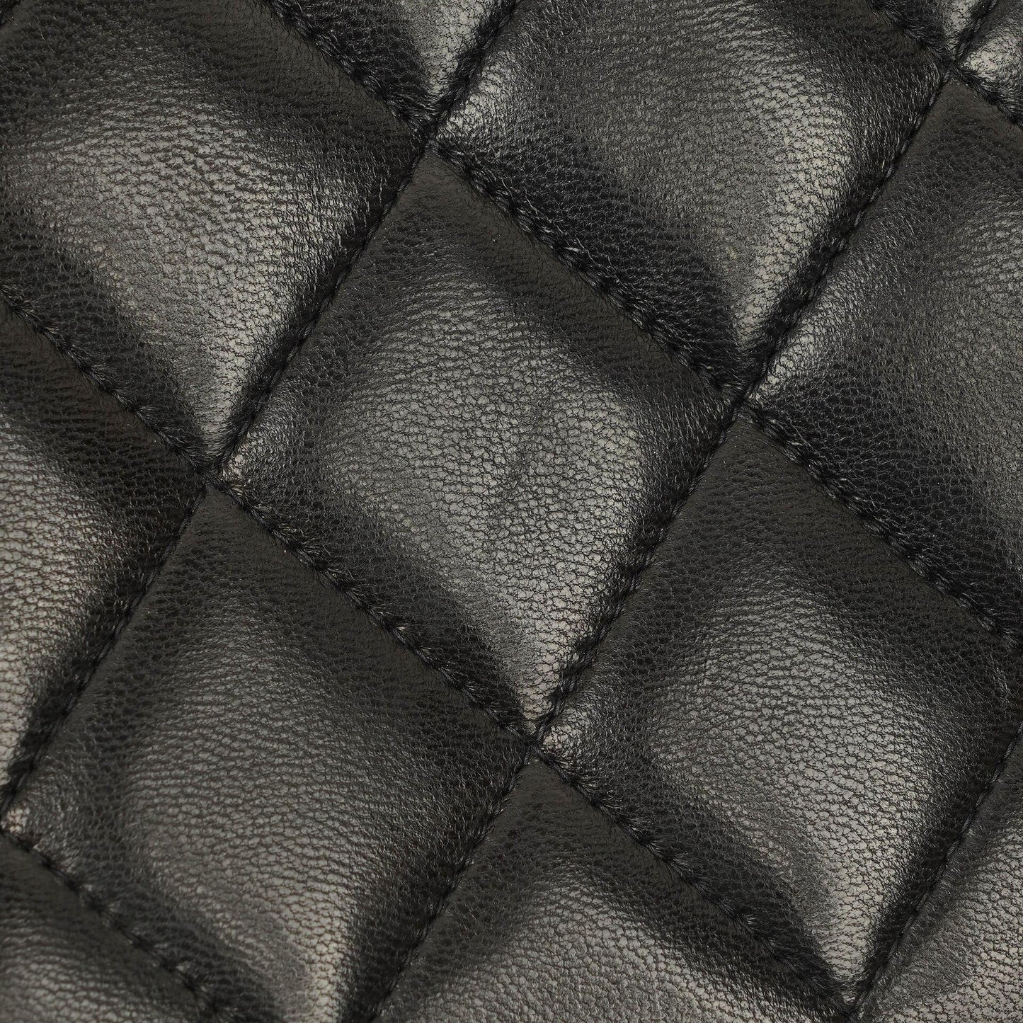 Chanel CC Crossbody Messenger Tasche aus schwarzem gestepptem Lammleder