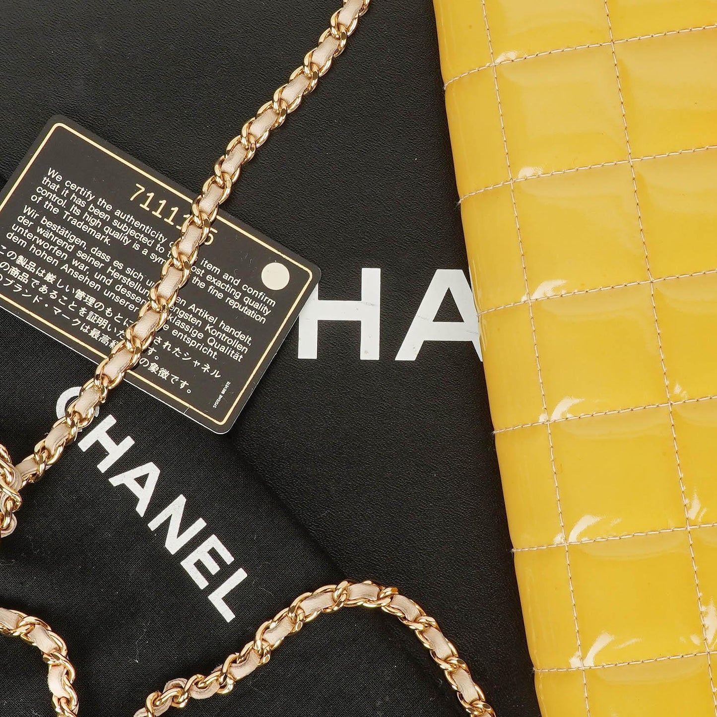 Chanel Chocolate Bar East West Schultertasche aus Lackleder