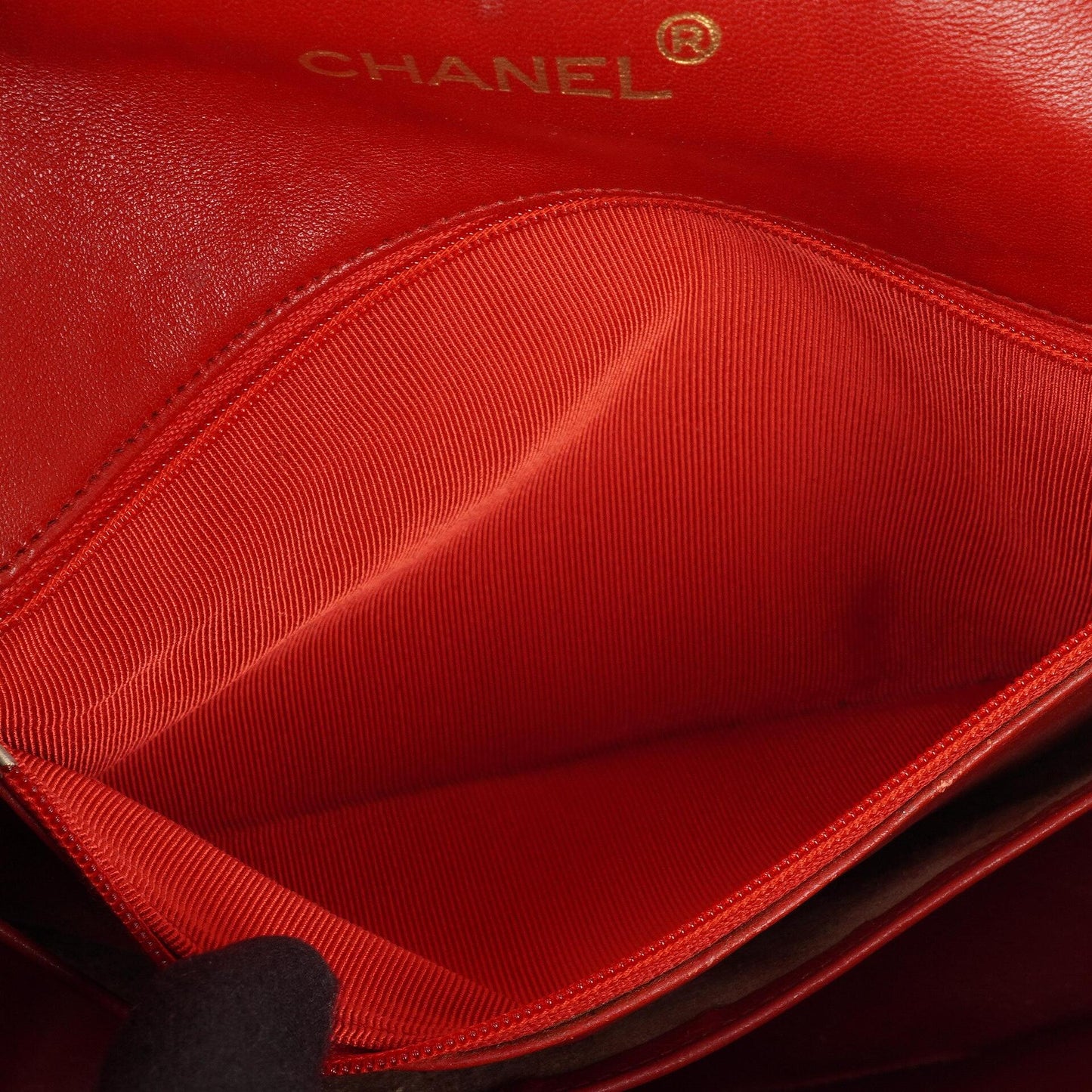 Chanel Klassische Halbmond Einzelklappen Tasche Rote gesteppte Lammleder mit 24K vergoldeten Beschlägen Gut