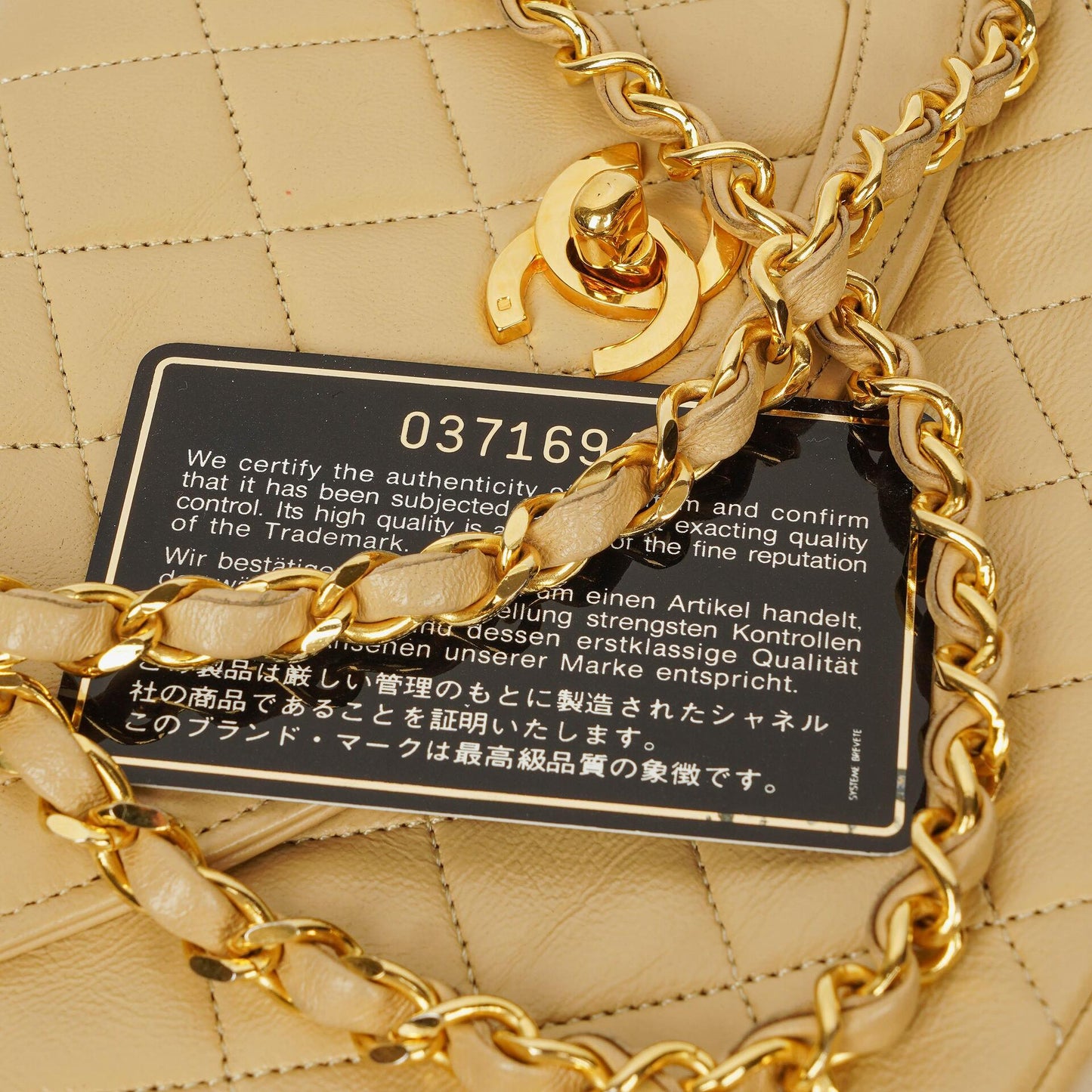 Chanel Halbmond Flap Bag aus beigem gestepptem Lammleder mit 24K vergoldeter Hardware