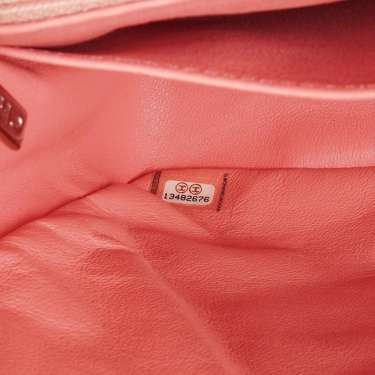 Chanel Jumbo Classic Single Flap Tasche aus gestepptem Chevron-Lackleder mit silberfarbener Hardware