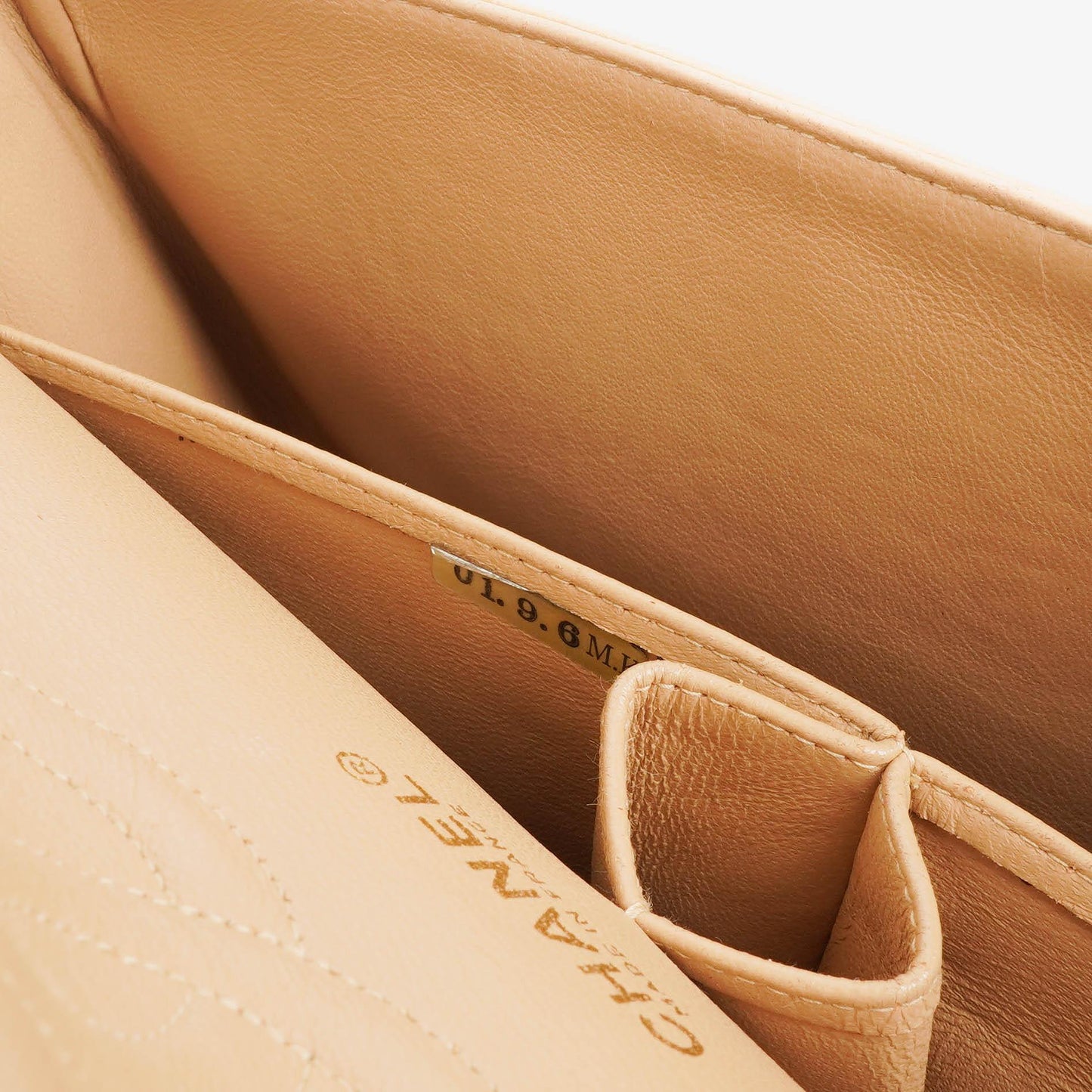Chanel Mittlere Klassische Doppelklappen Tasche Beigefarbene gestepptes Lammleder mit 24K vergoldeten Beschlägen