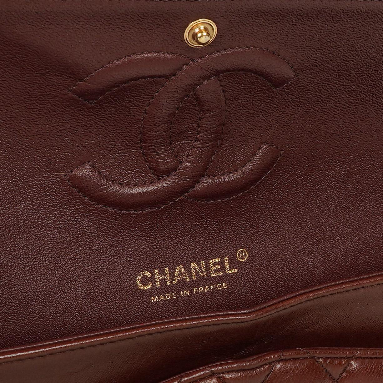 Chanel Mittelgroße Classic Double Flap Tasche aus gestepptem Lammleder in Braun/Mehrfarbig mit antikgoldfarbenen Beschlägen
