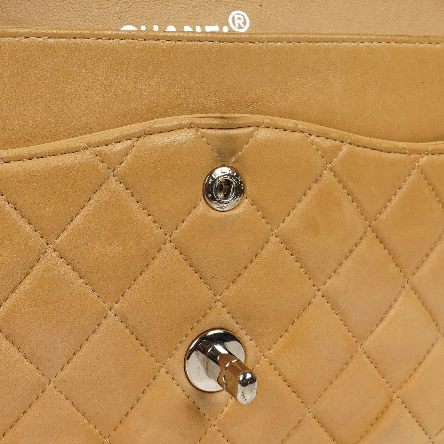 Chanel Mittelgroße Klassische Vintage Doppelklappe Tasche Beige Stepp-Lammleder mit silberfarbenen Beschlägen