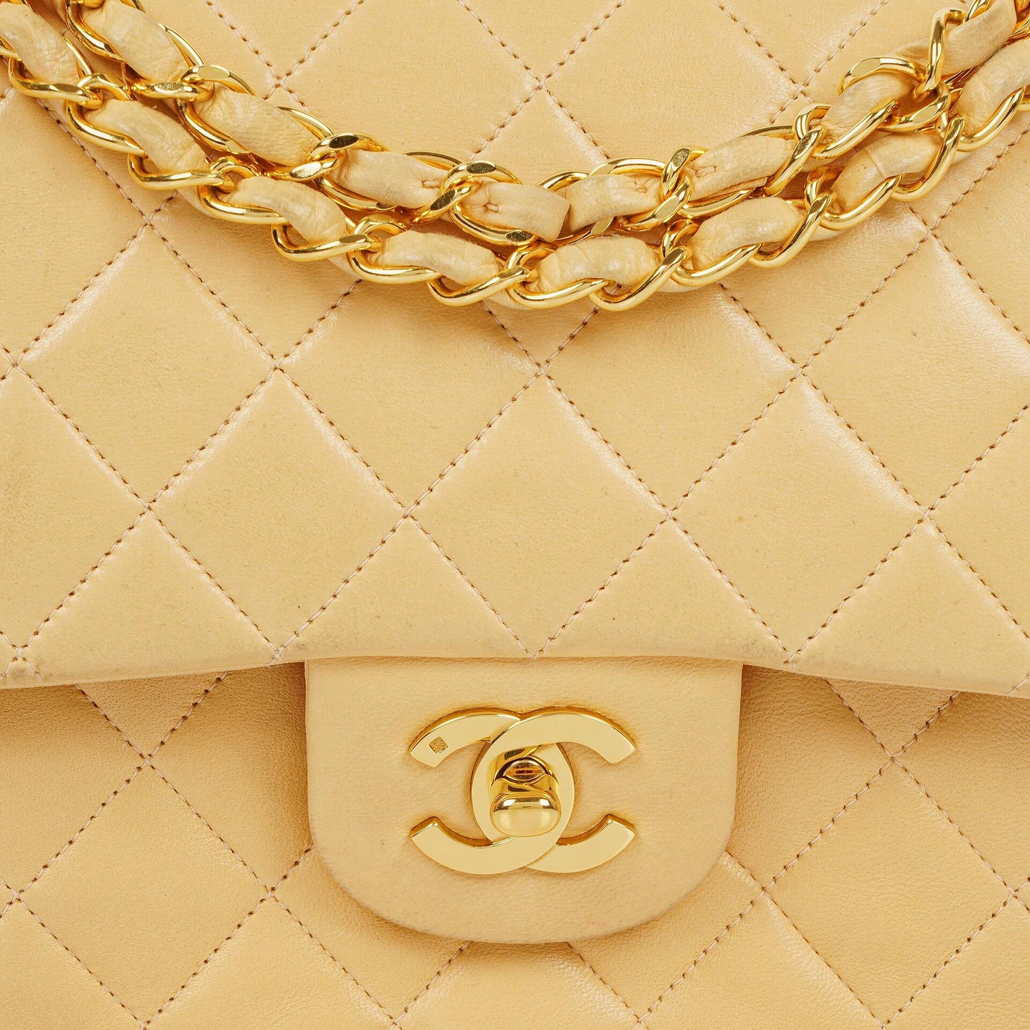 Chanel Medium Classic Vintage Doppelklappentasche aus gestepptem Lammleder in Neutralbeige mit 24K vergoldeten Beschlägen