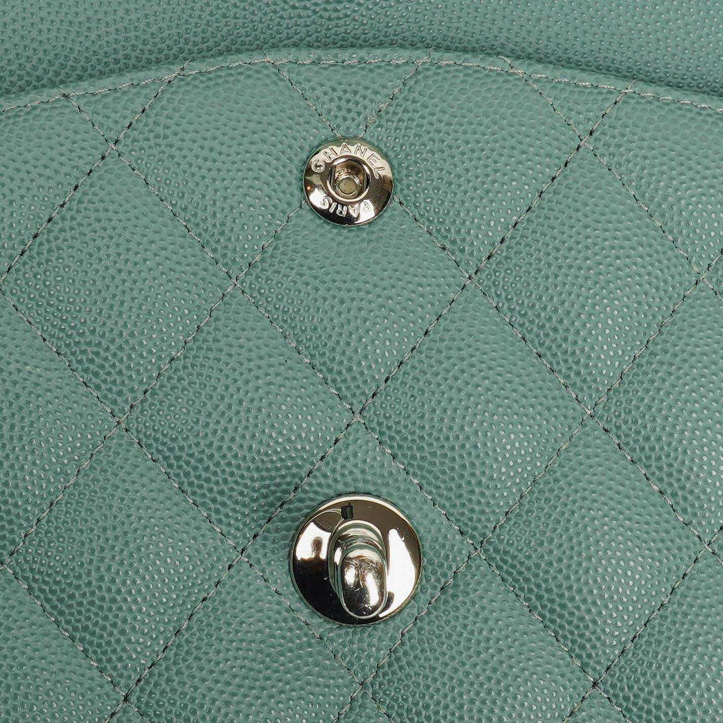 Chanel Medium Double Flap Tasche aus gestepptem Kaviarleder mit silberfarbenen Beschlägen