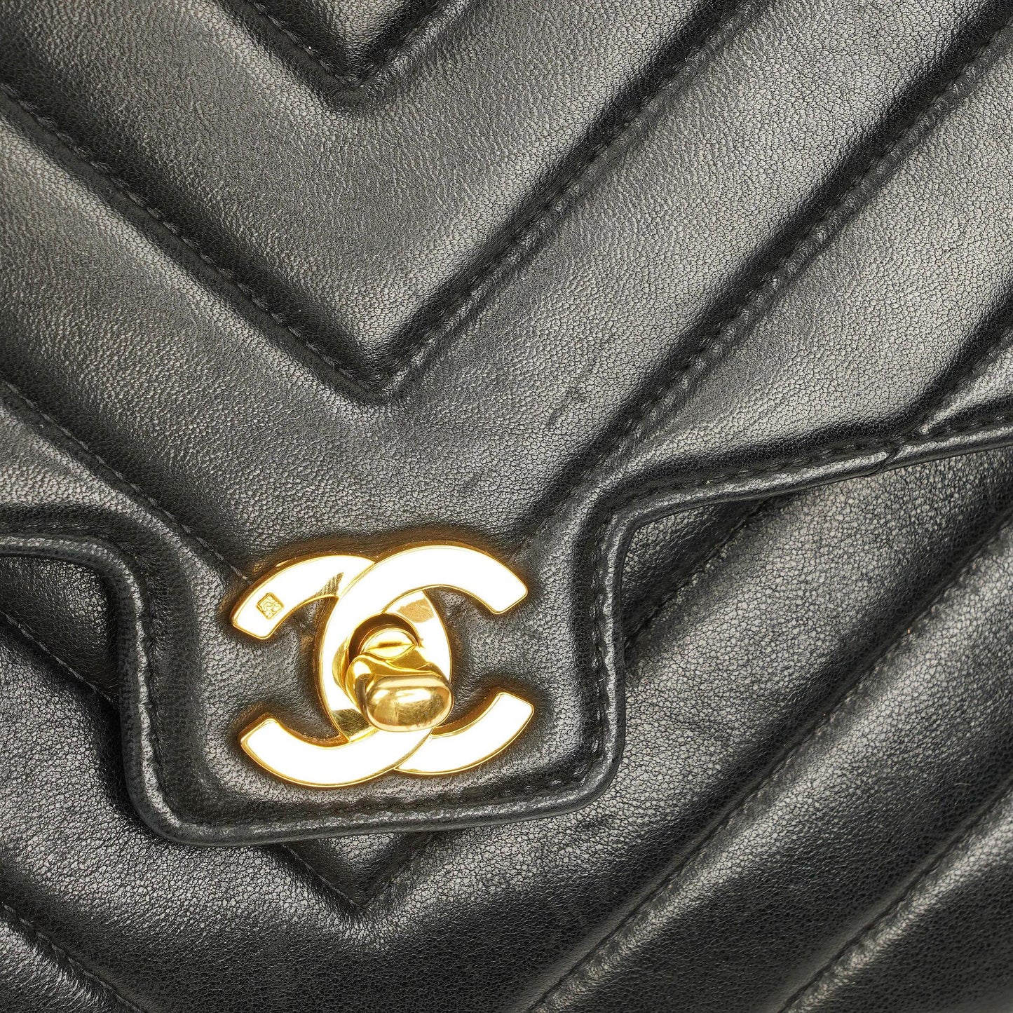 Chanel Medium Flap Tasche aus schwarzem Chevron-Lammleder mit 24K vergoldeten Beschlägen