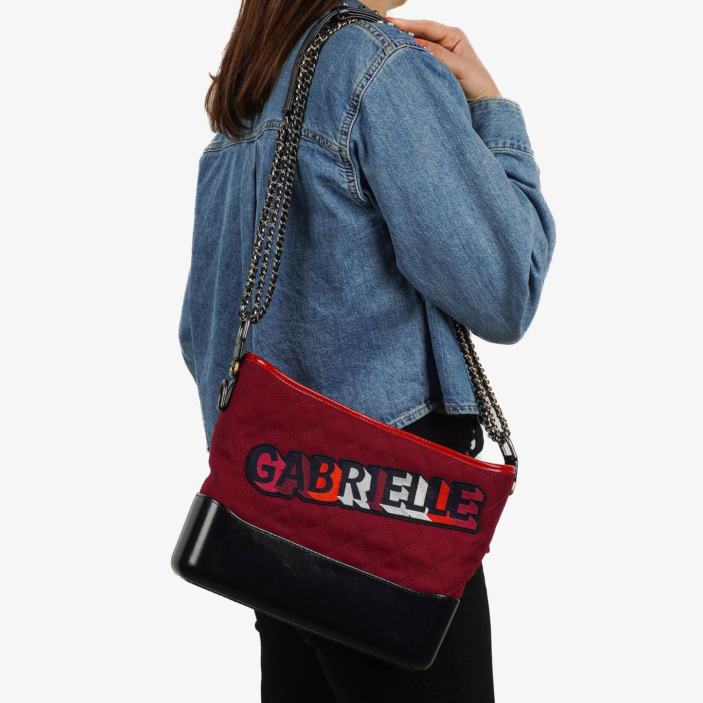 Chanel Medium Gabrielle Hobo Tasche aus bordeauxrotem gestepptem Filz und navyfarbenem Kalbsleder mit goldfarbenen, silberfarbenen und aged-silver Beschlägen