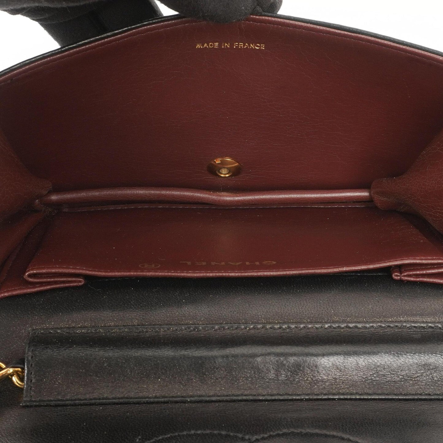 Chanel Mini Classic Full Flap Wallet on Chain (WOC), Schwarzes gestepptes Lammleder, 24K Goldplattierte Hardware