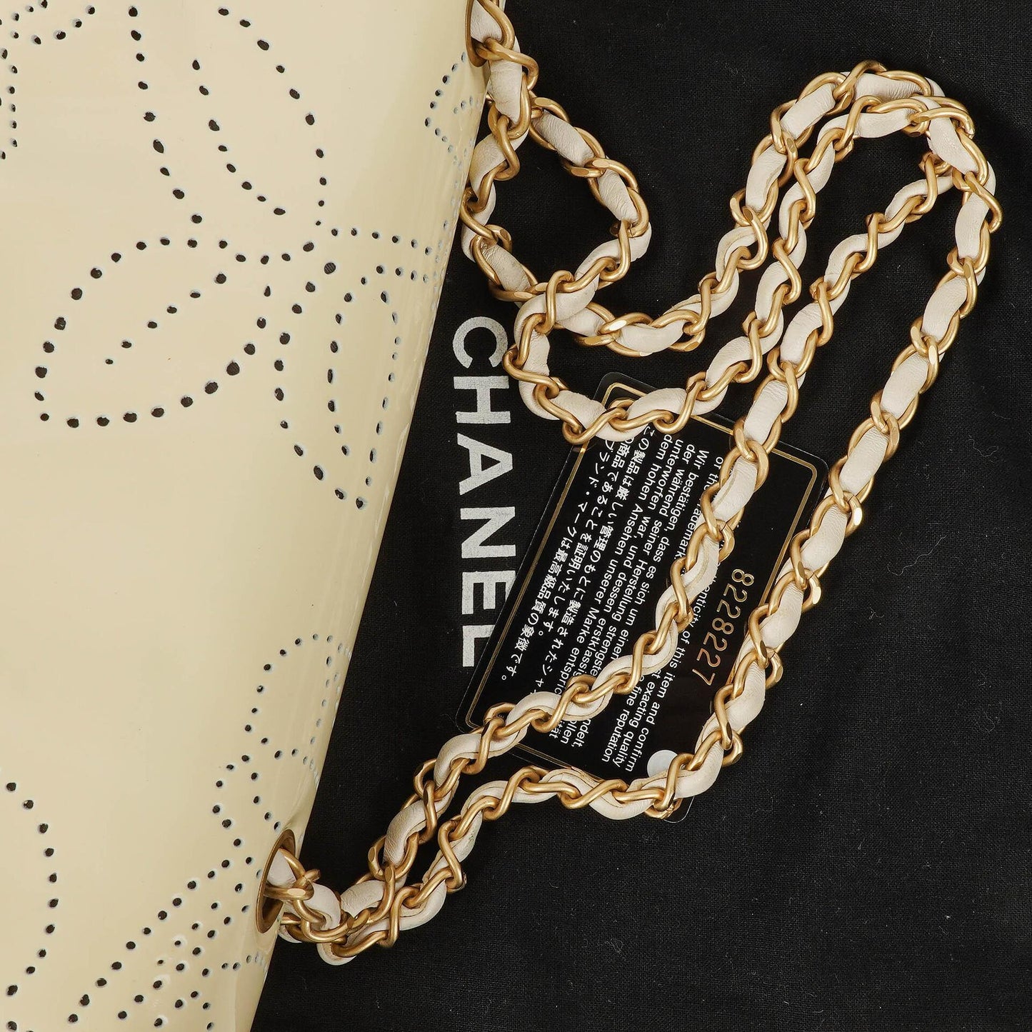 Chanel Perforierte Camellia Klappentasche