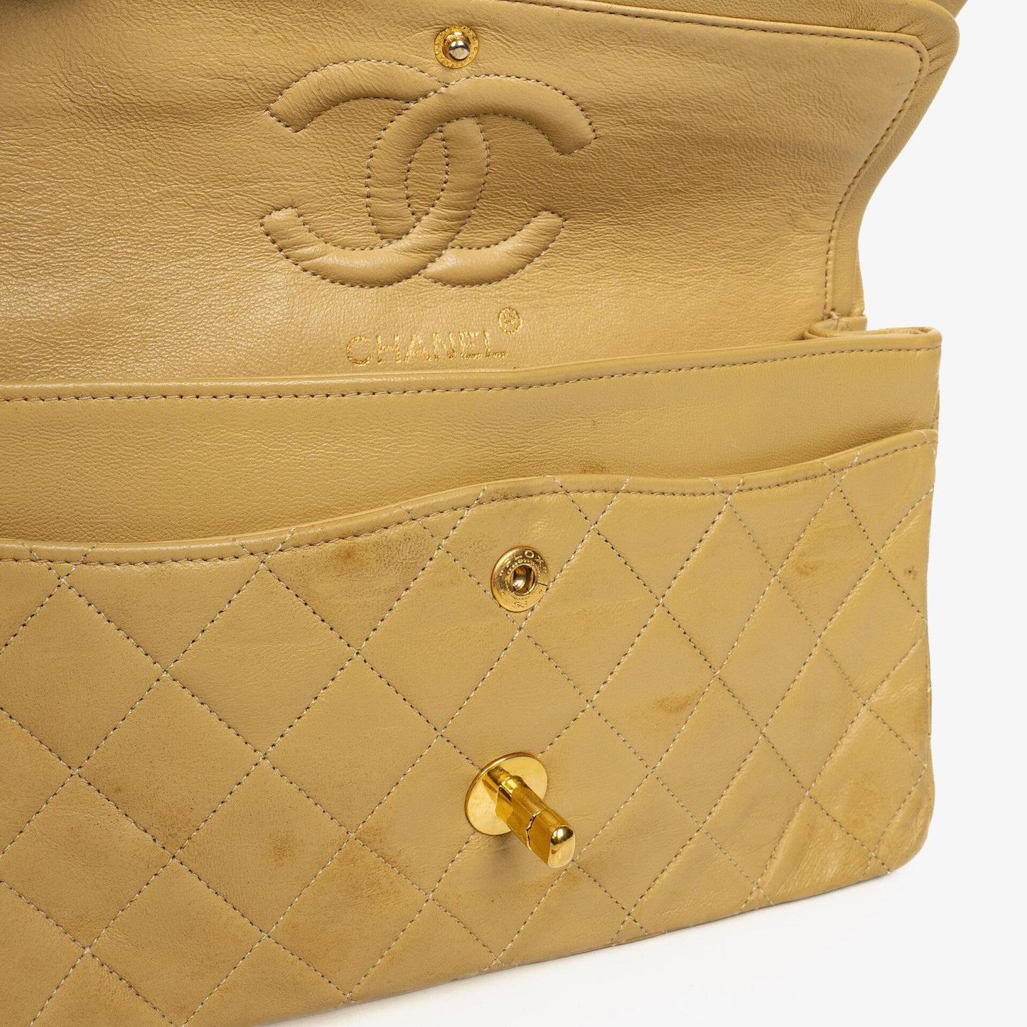 Chanel Kleine Klassische Vintage Double Flap Tasche aus beigem gestepptem Lammleder mit 24K vergoldeter Hardware