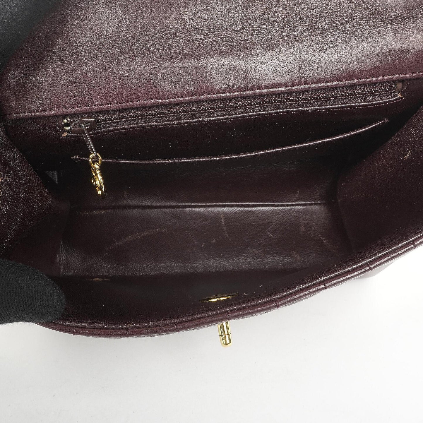 Chanel Kleine Vintage Classic Flap Tasche aus schokoladenbraunem vertikal gestepptem Lammleder mit 24K-vergoldeter Hardware