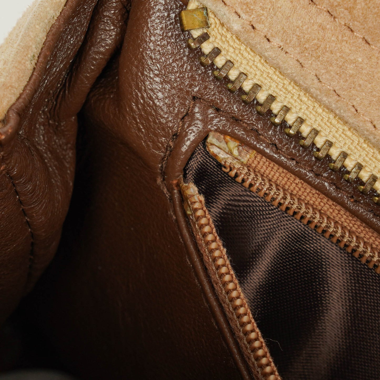 Chanel Camera Tasche aus Wildleder mit Chevron-Steppung und Quaste