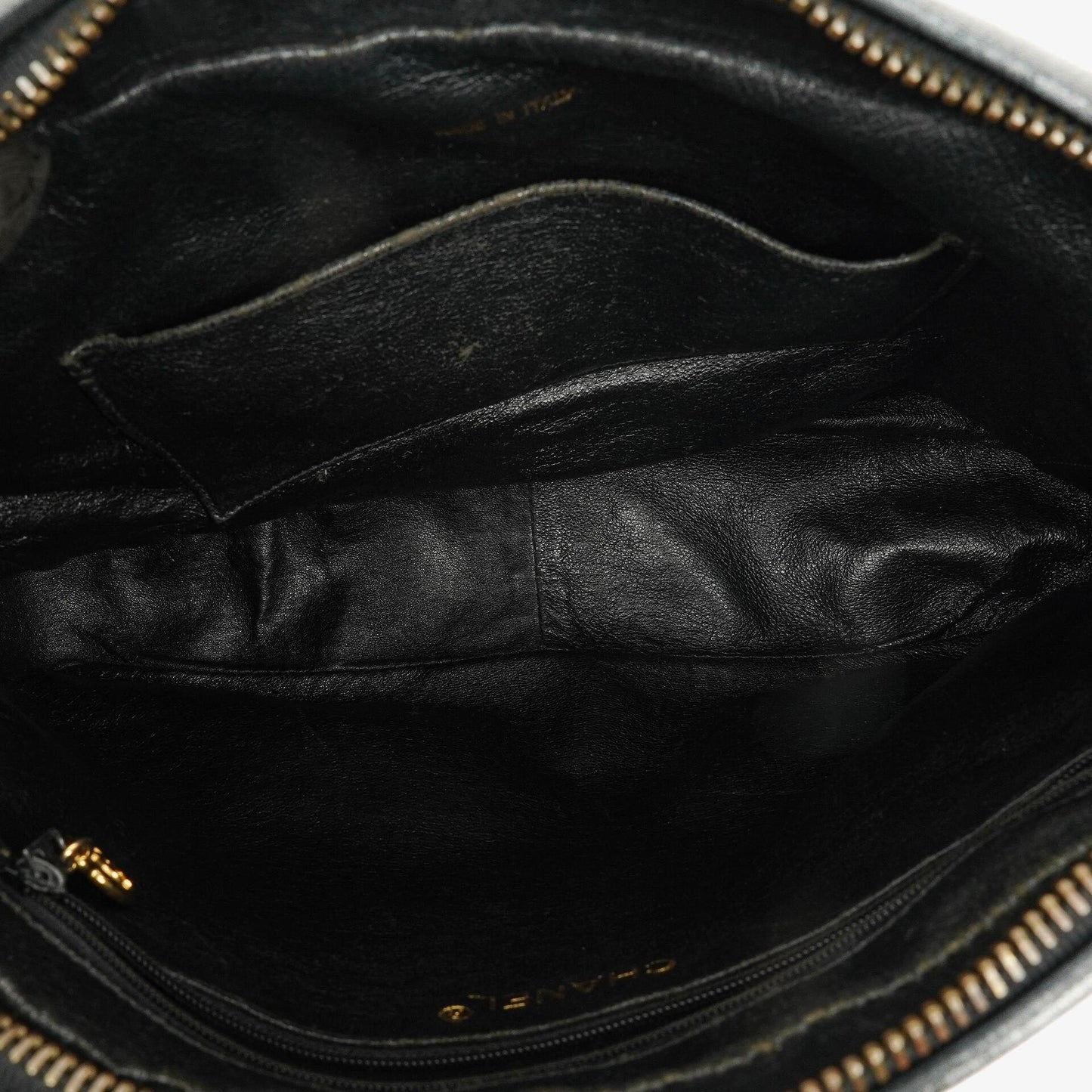 CHANEL Vintage CC Kamera-Quasten-Tasche aus schwarzem gestepptem Lammleder