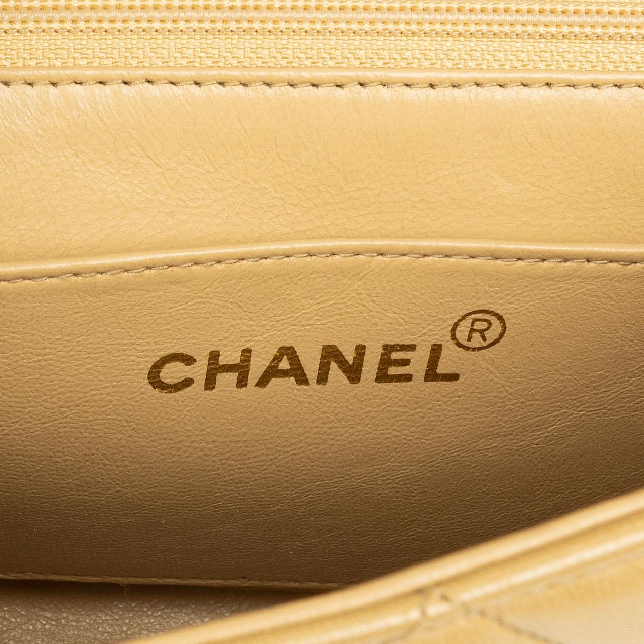 Chanel Vintage Kleine Diana Flap Tasche aus beigem gestepptem Lammleder mit 24K vergoldeter Hardware
