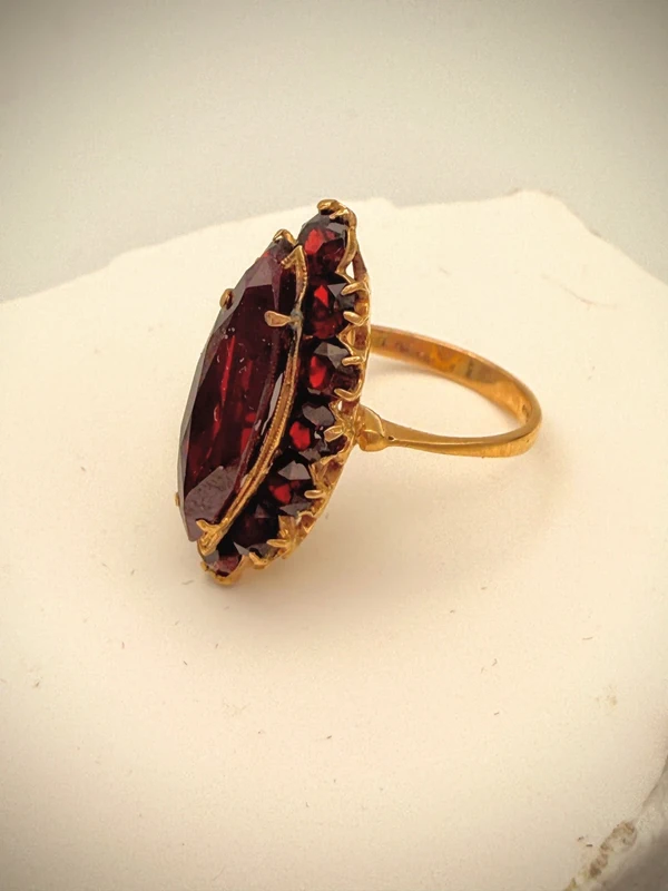 Böhmischer Luxus: Vintage Granat-Ring in 750er Gold – Tiefes Weinrot