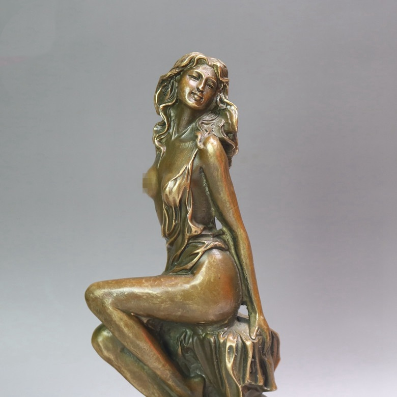 Elegancka mosiężna figura siedzącej kobiety