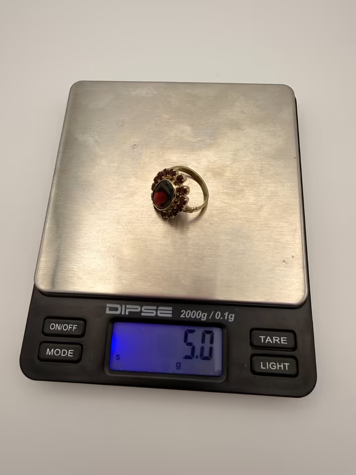 8K Gelbgold Cocktailring – Granat im Kranz (Halo)