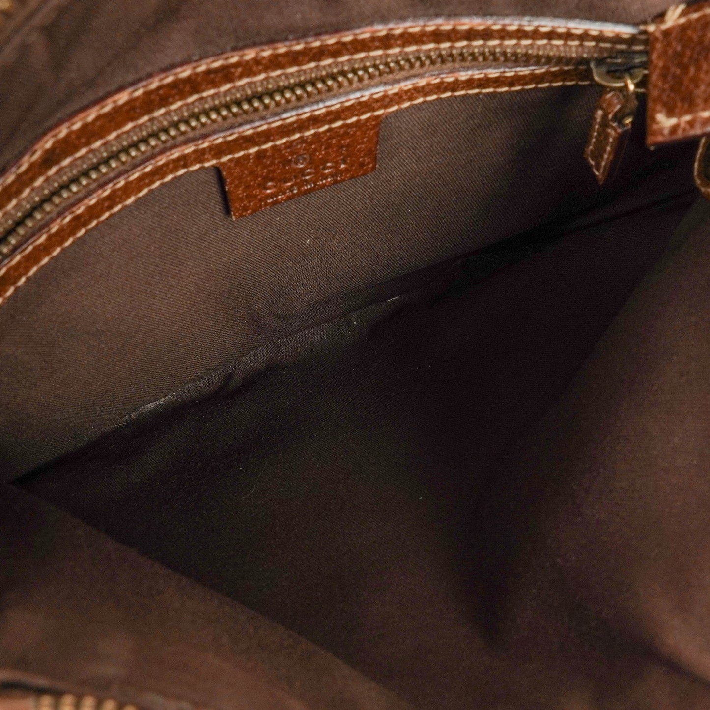 Gucci Pelham Small Schultertasche aus GG Canvas in Beige/Ebony mit Nieten
