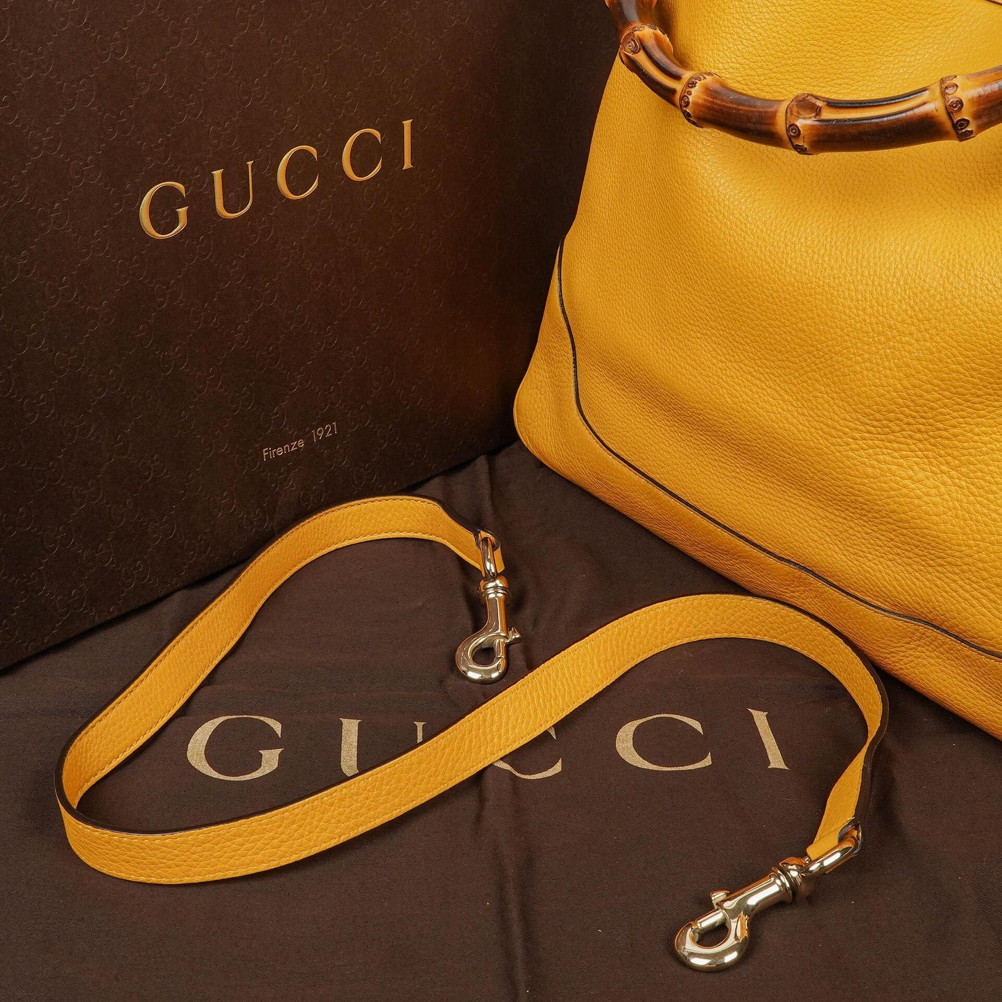 Gucci Diana Schultertasche in Gelb aus genarbtem Leder mit Bambusgriff