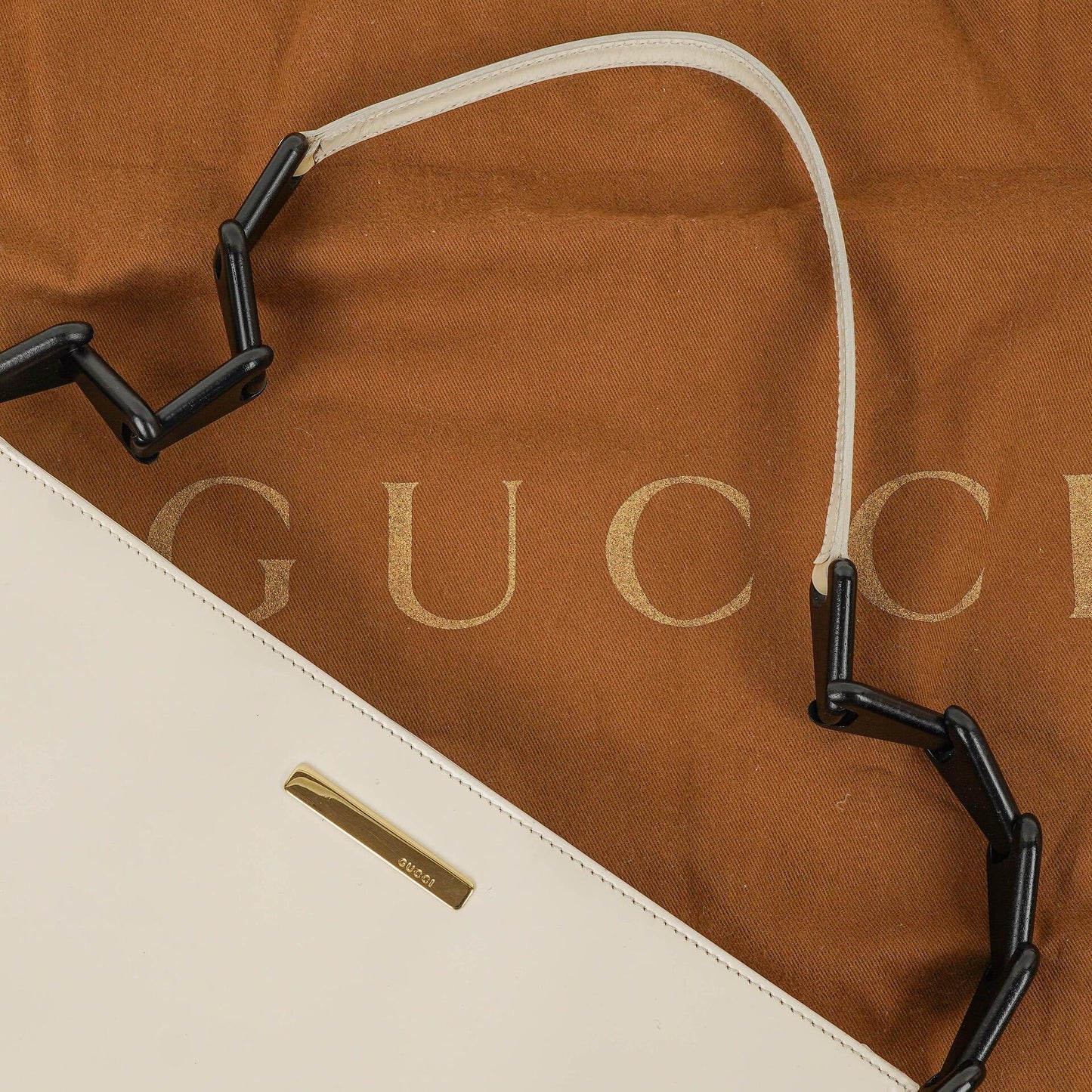 Gucci Schultertasche aus weißem Leder