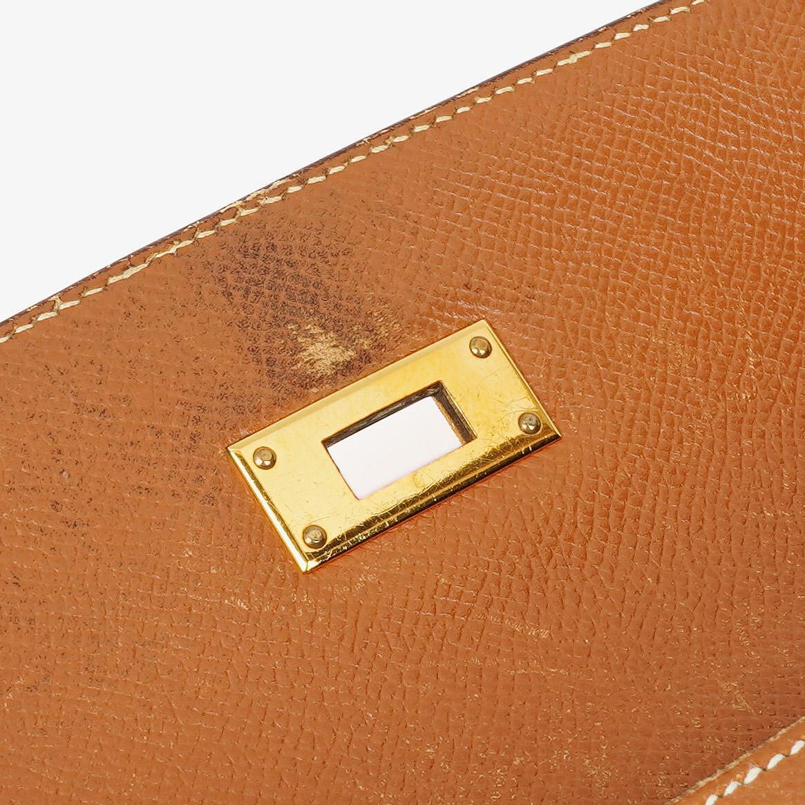Hermès Kelly 32 Sellier Vintage aus Courchevel-Leder in Gold mit Goldbeschlägen, 1998