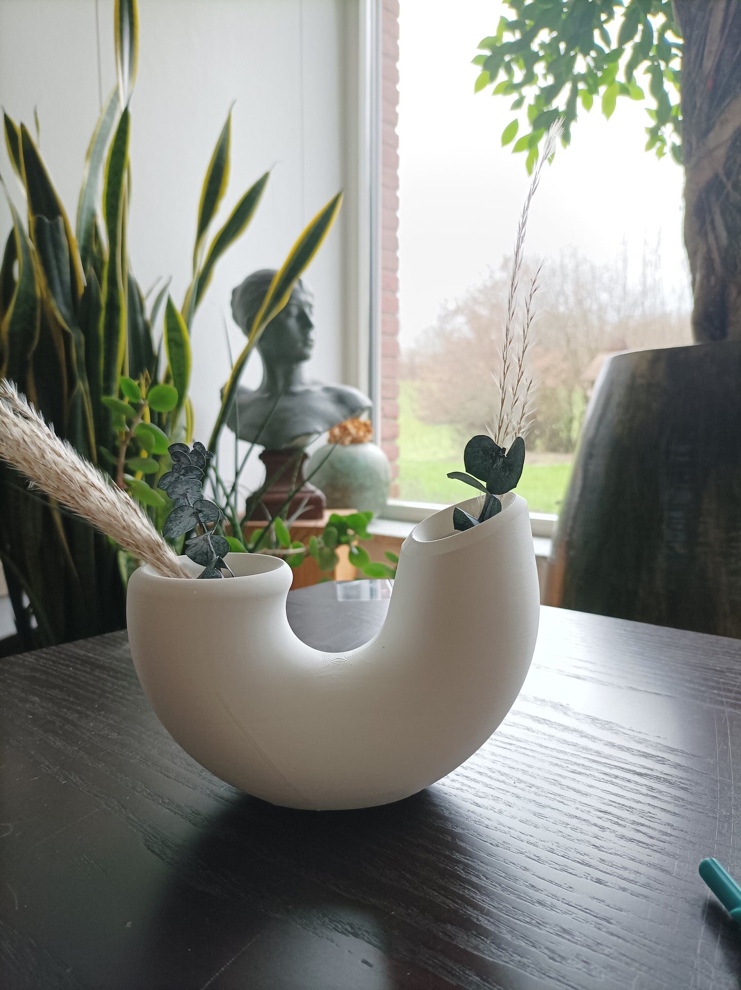 Glatte U-Form Vase, Moderner Minimalistischer Weißer Wohnkultur-Akzent, Perfekt für Zeitgenössische Räume