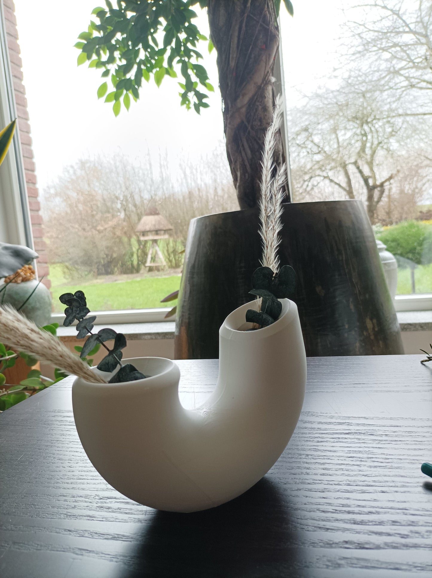 Glatte U-Form Vase, Moderner Minimalistischer Weißer Wohnkultur-Akzent, Perfekt für Zeitgenössische Räume