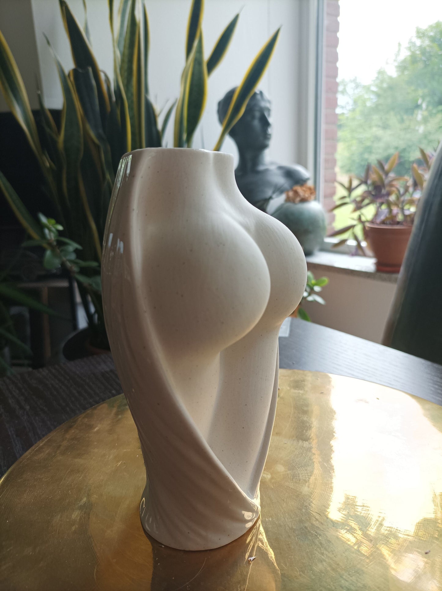 Elegante Frauenkörper-Vase aus Keramik