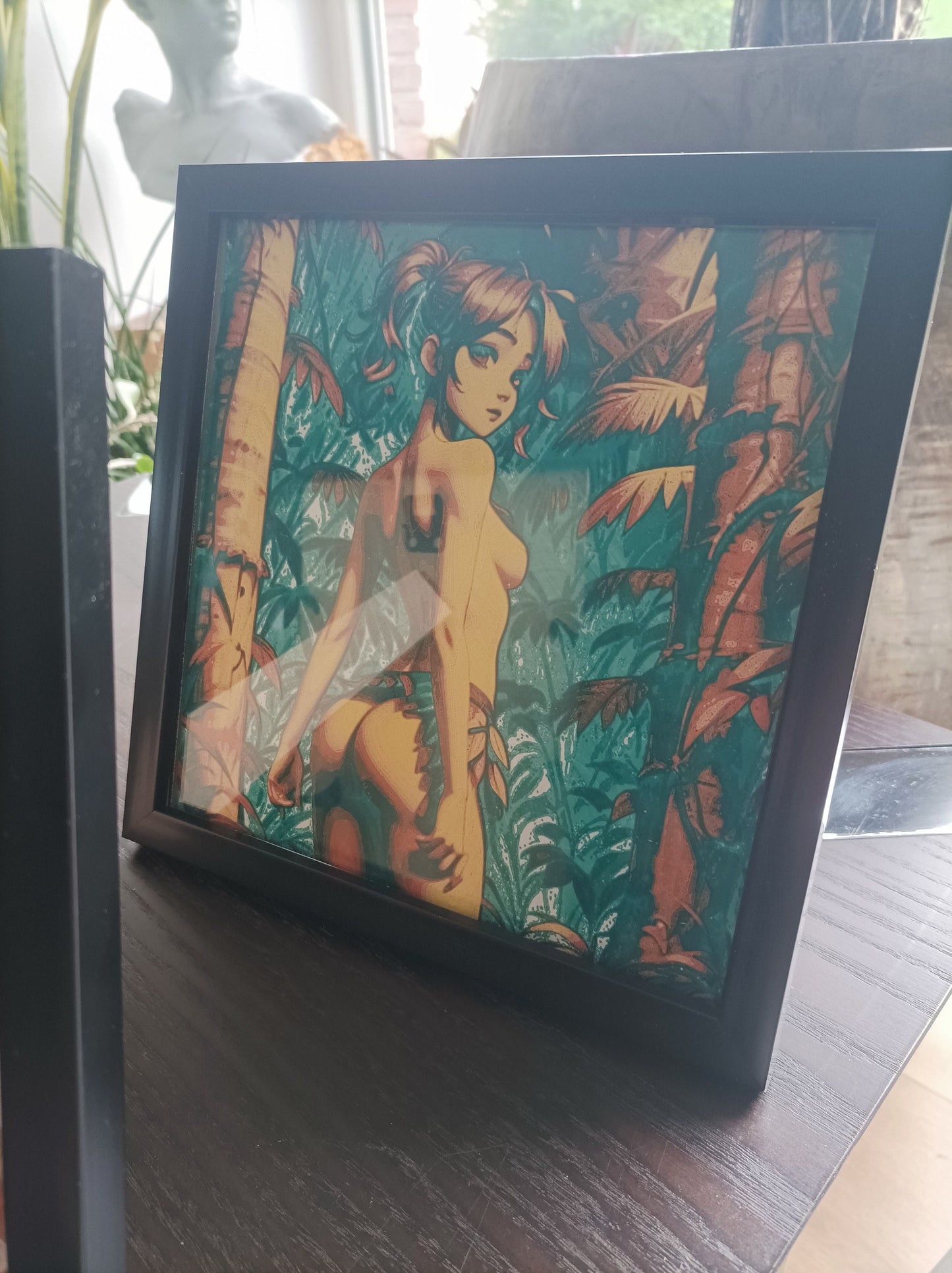 Faszinierendes 3D-gedrucktes Erotik-Kunstwerk, gerahmte weibliche Figur in Naturszenerie