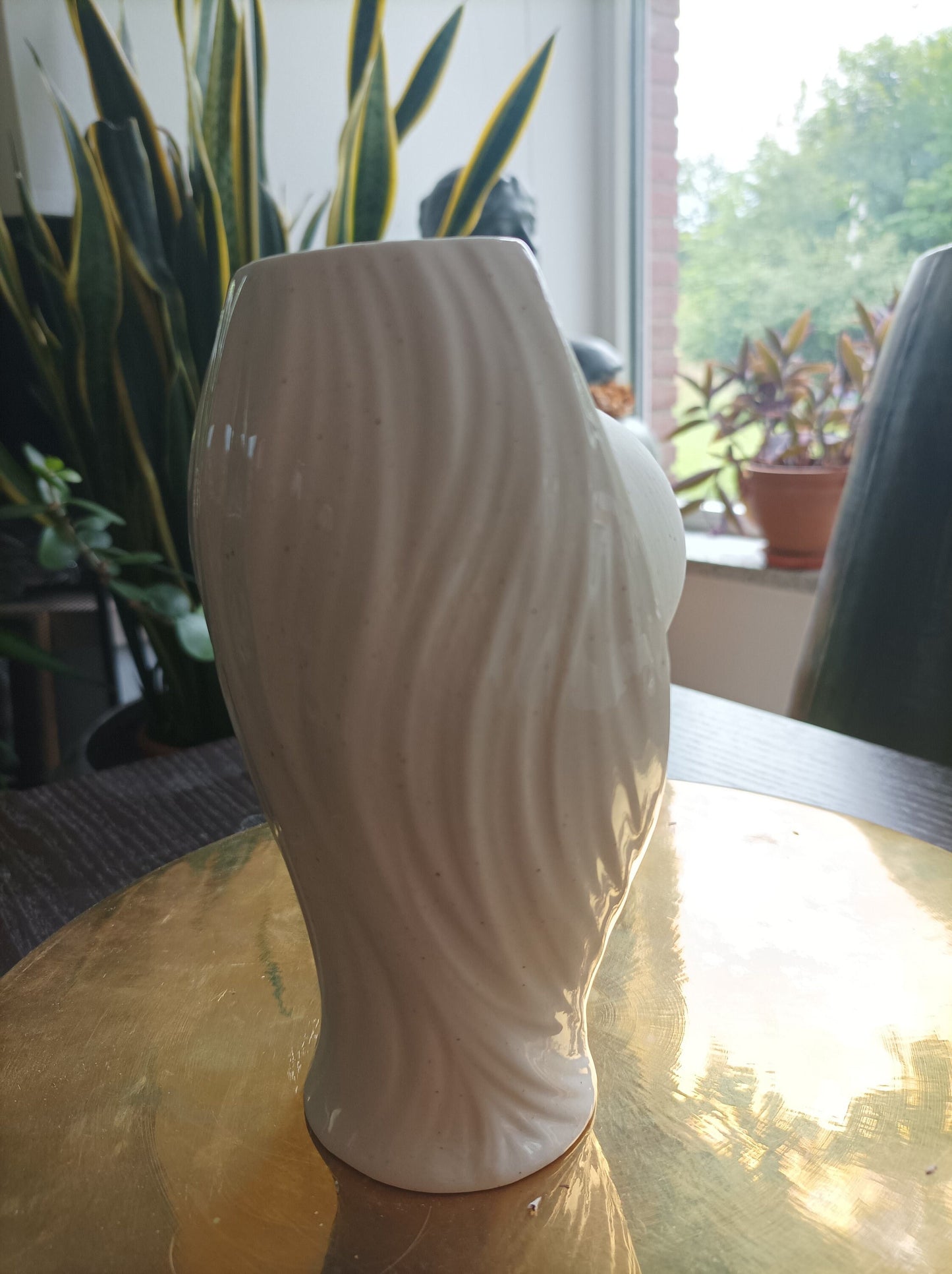 Elegante Frauenkörper-Vase aus Keramik