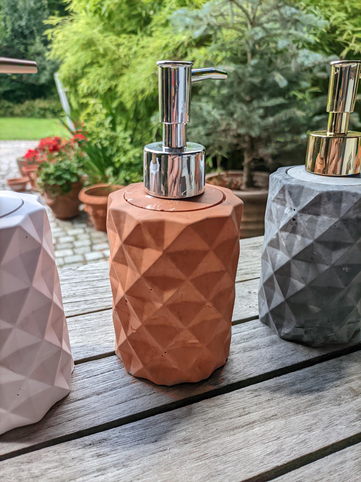 Seifenspender aus Gießkeramik im modernen Diamant-Design