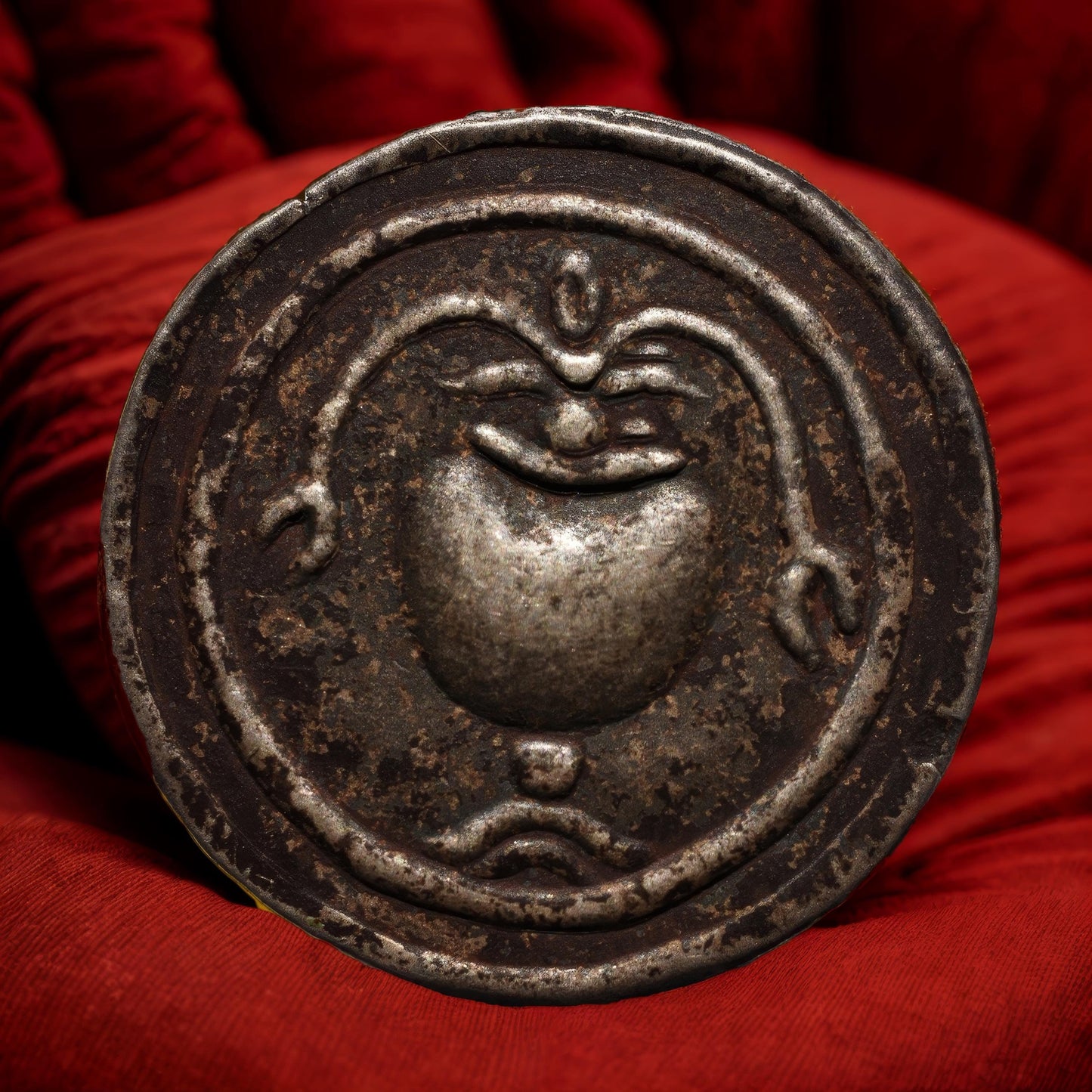 Bardzo rzadki srebrny medal Dvaravati, XII wiek naszej ery, Purnakumbha i napis, Rzadki artefakt buddyjski