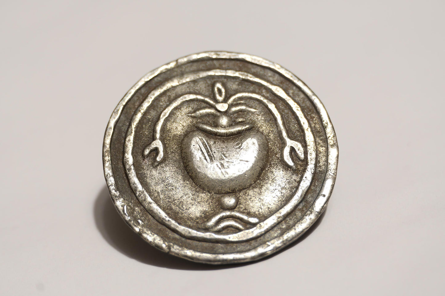 Bardzo rzadki srebrny medal Dvaravati, XII wiek naszej ery, Purnakumbha i napis, Rzadki artefakt buddyjski