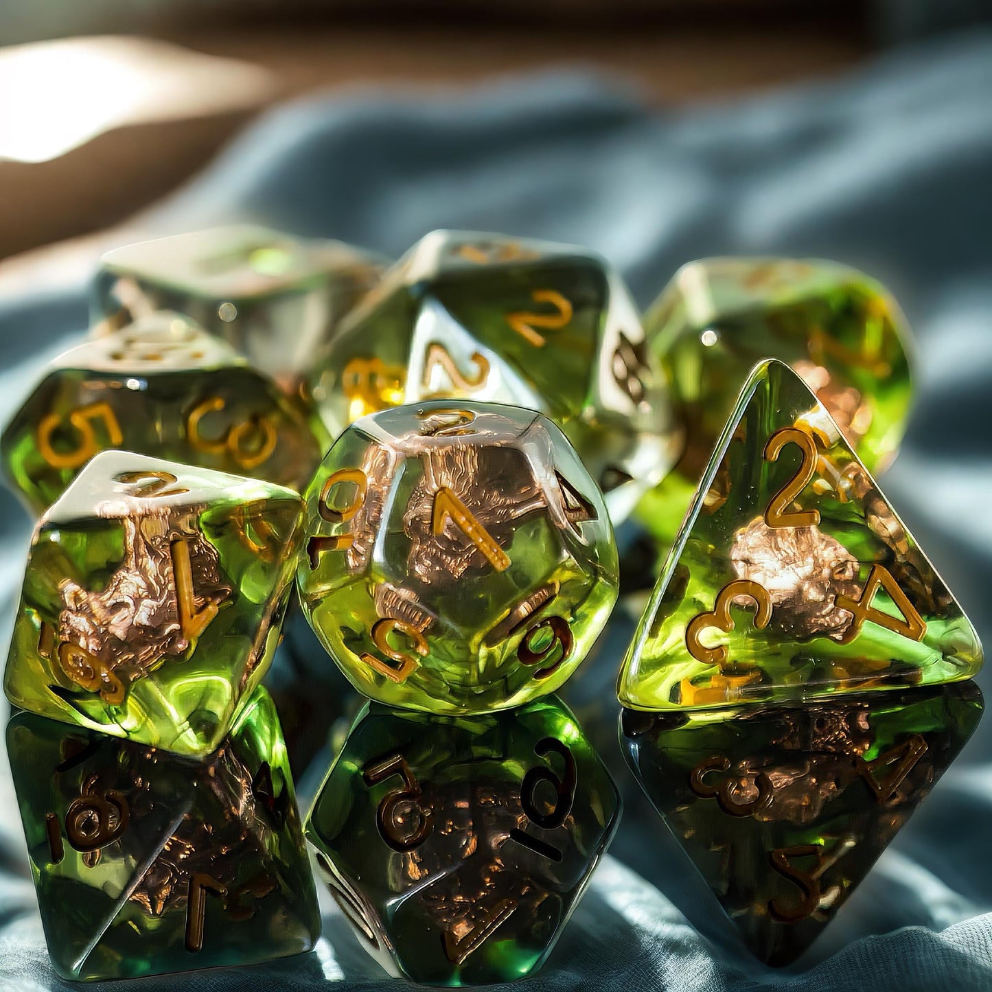 Unikalny zestaw kości druida z wbudowaną miniaturową bronią | 7-częściowy zestaw z poliestru do gier D&D, Pathfinder i innych