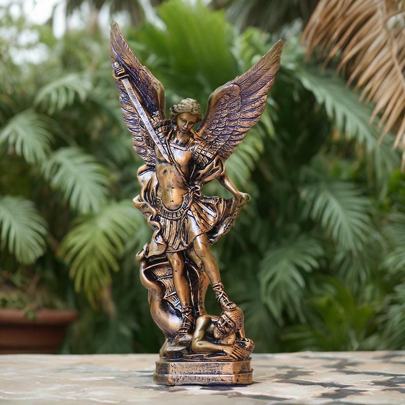 Imponująca statua Archanioła Michała - Triumf nad złem |