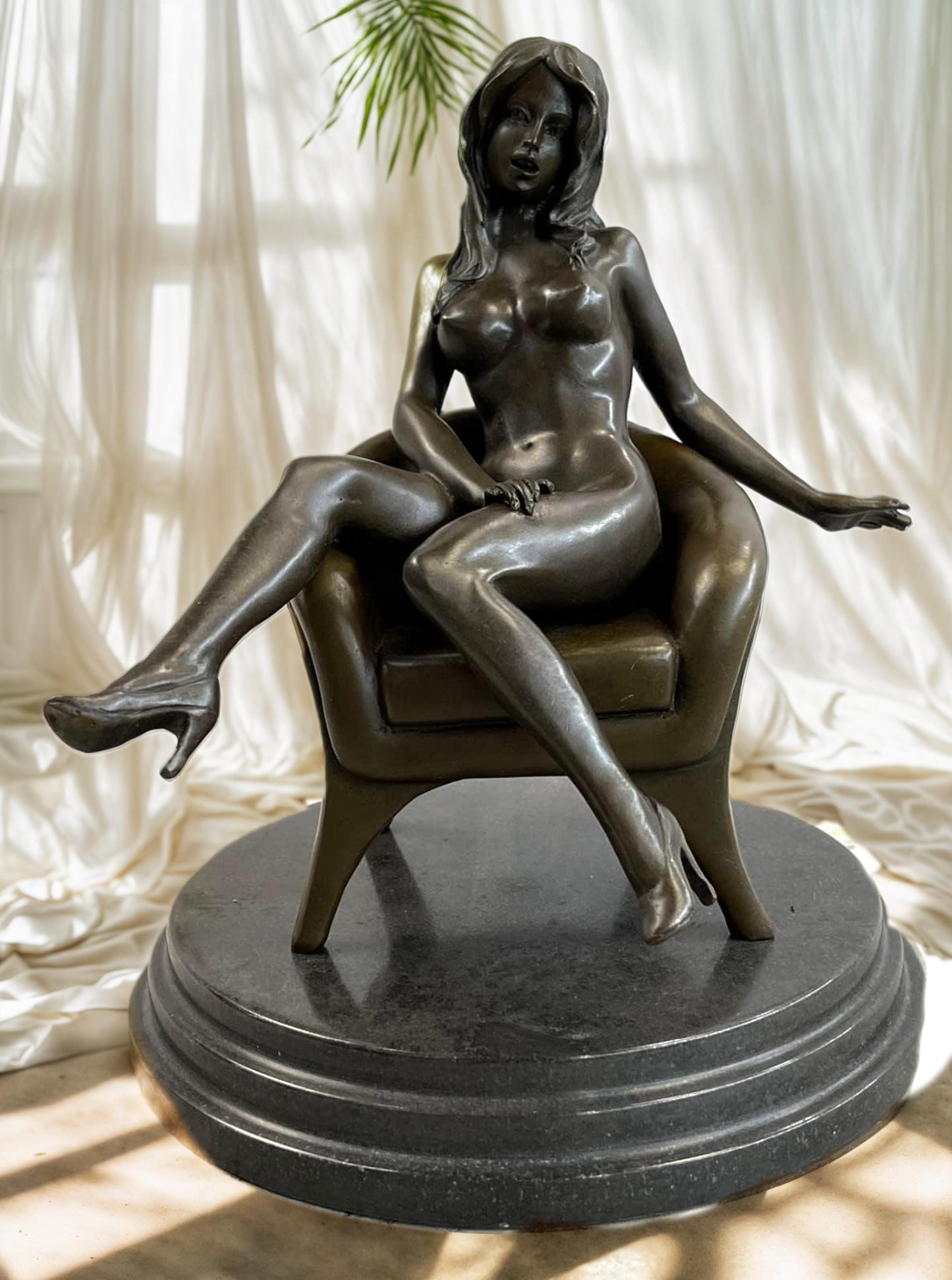 Brązowa statua nagiej postaci kobiecej – rzeźba erotyczna