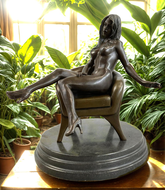 Brązowa statua nagiej postaci kobiecej – rzeźba erotyczna