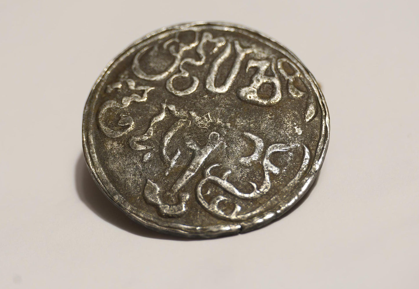 Bardzo rzadki srebrny medal Dvaravati, XII wiek naszej ery, Purnakumbha i napis, Rzadki artefakt buddyjski