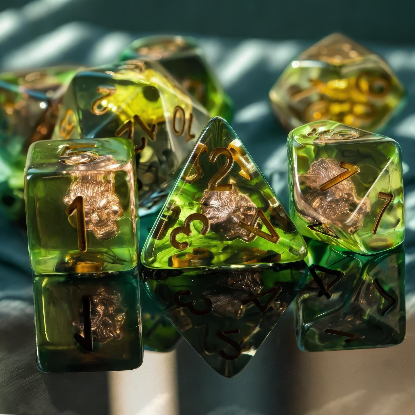 Unikalny zestaw kości druida z wbudowaną miniaturową bronią | 7-częściowy zestaw z poliestru do gier D&D, Pathfinder i innych