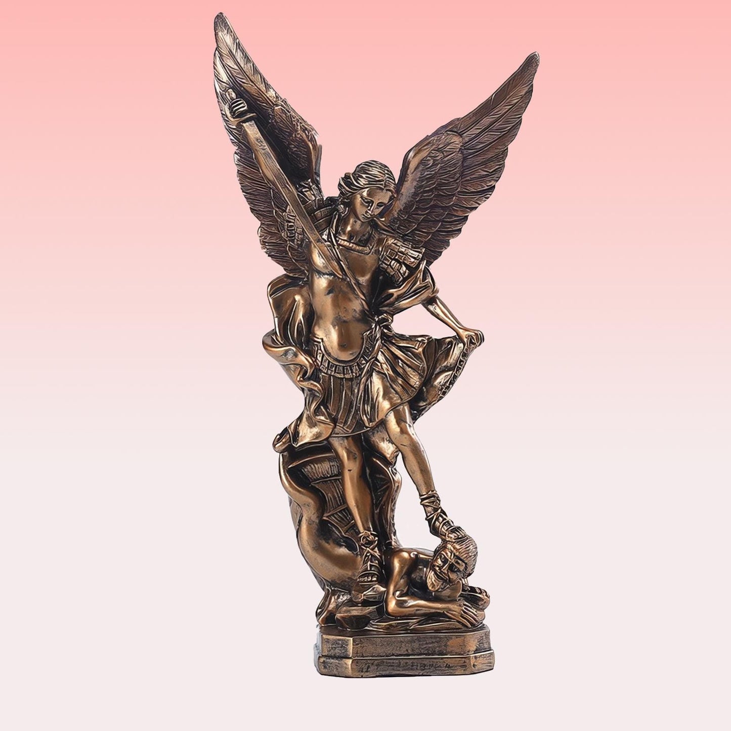 Imponująca statua Archanioła Michała - Triumf nad złem |
