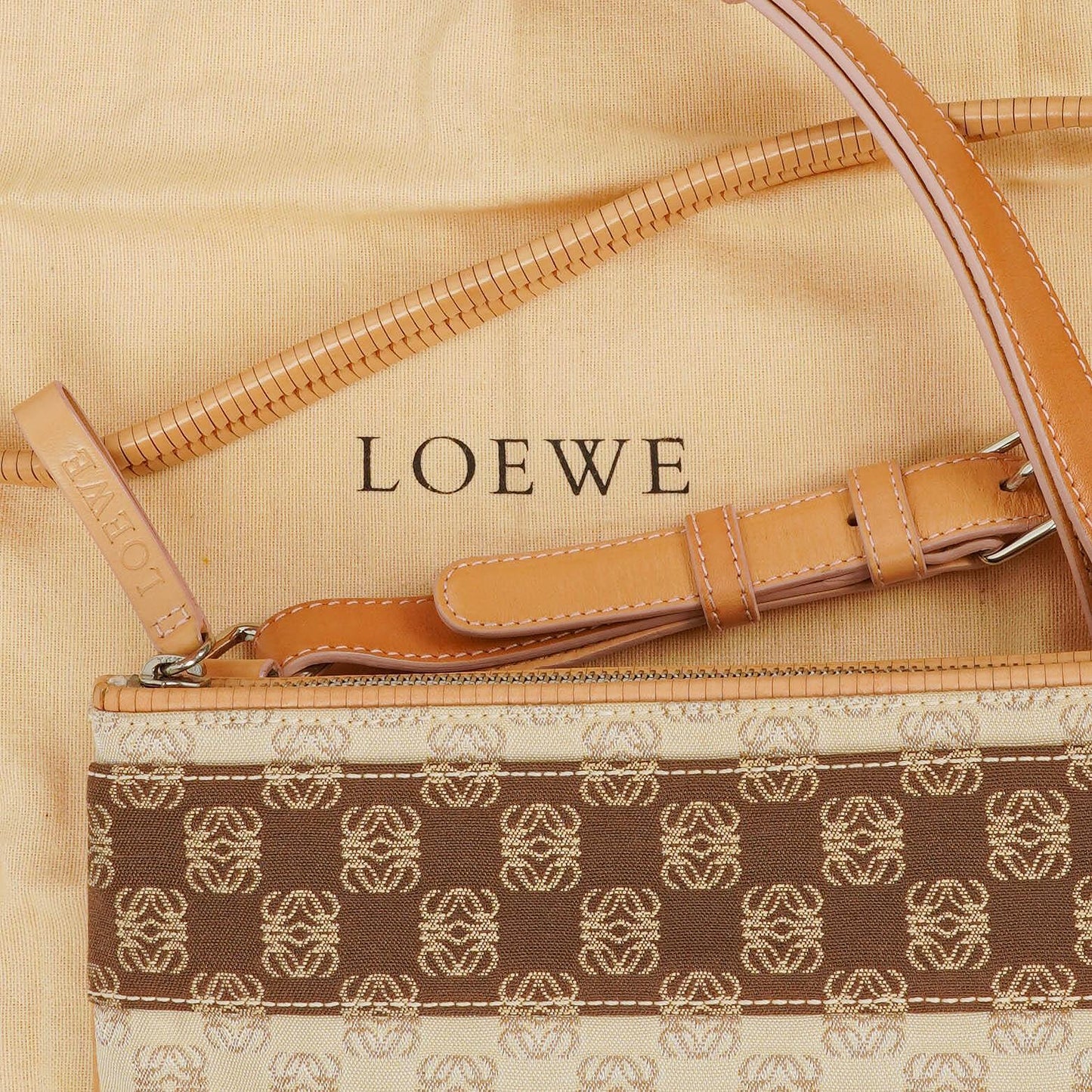 Loewe Crossbody-Tasche in Beige