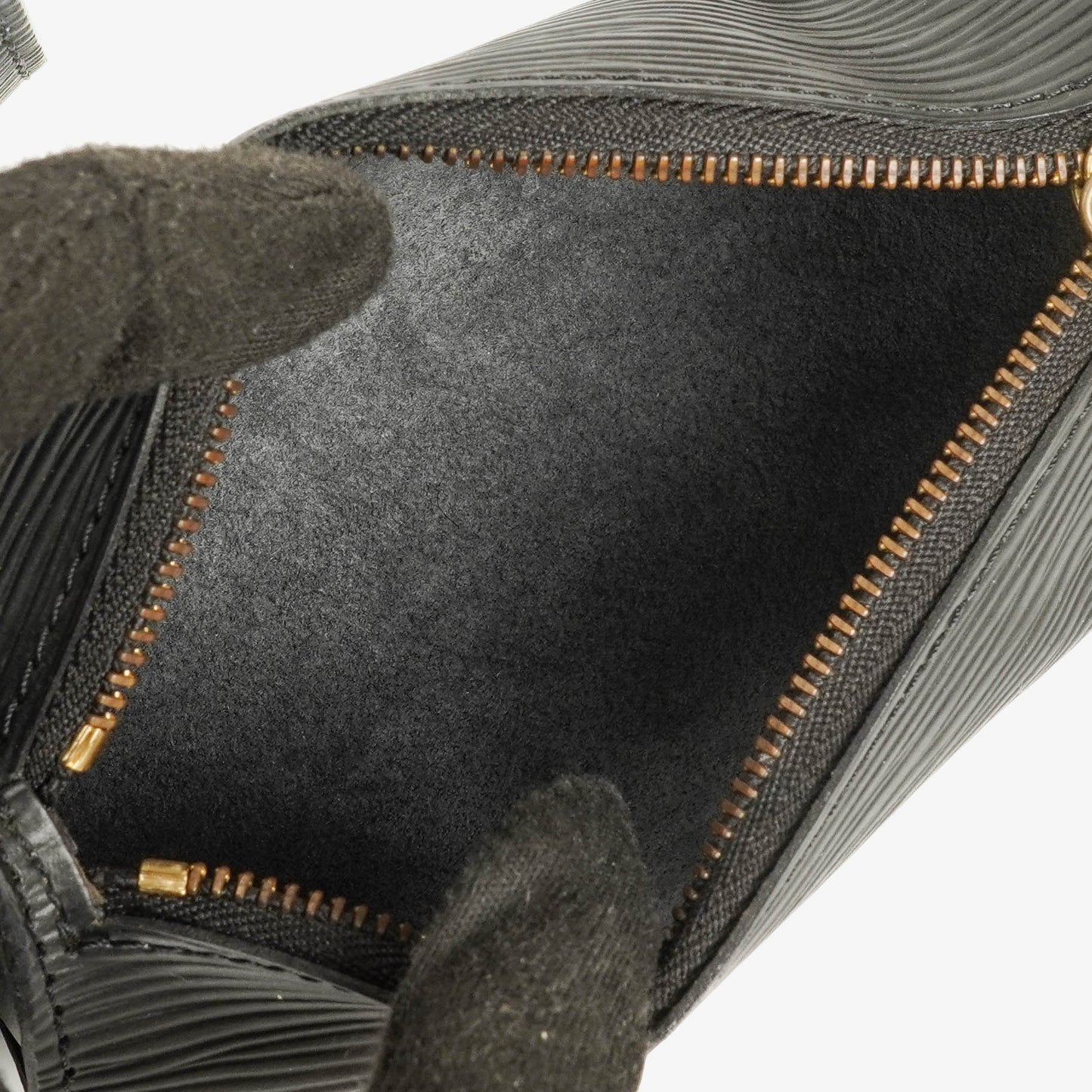 Louis Vuitton Soufflot Handtasche aus schwarzem Epi-Leder