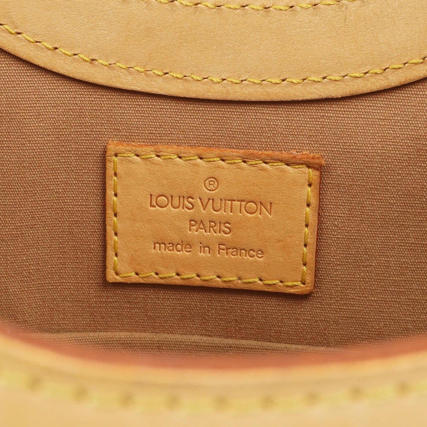Louis Vuitton Stillwood Vertikale Beigefarbene Monogram Vernis Handtasche