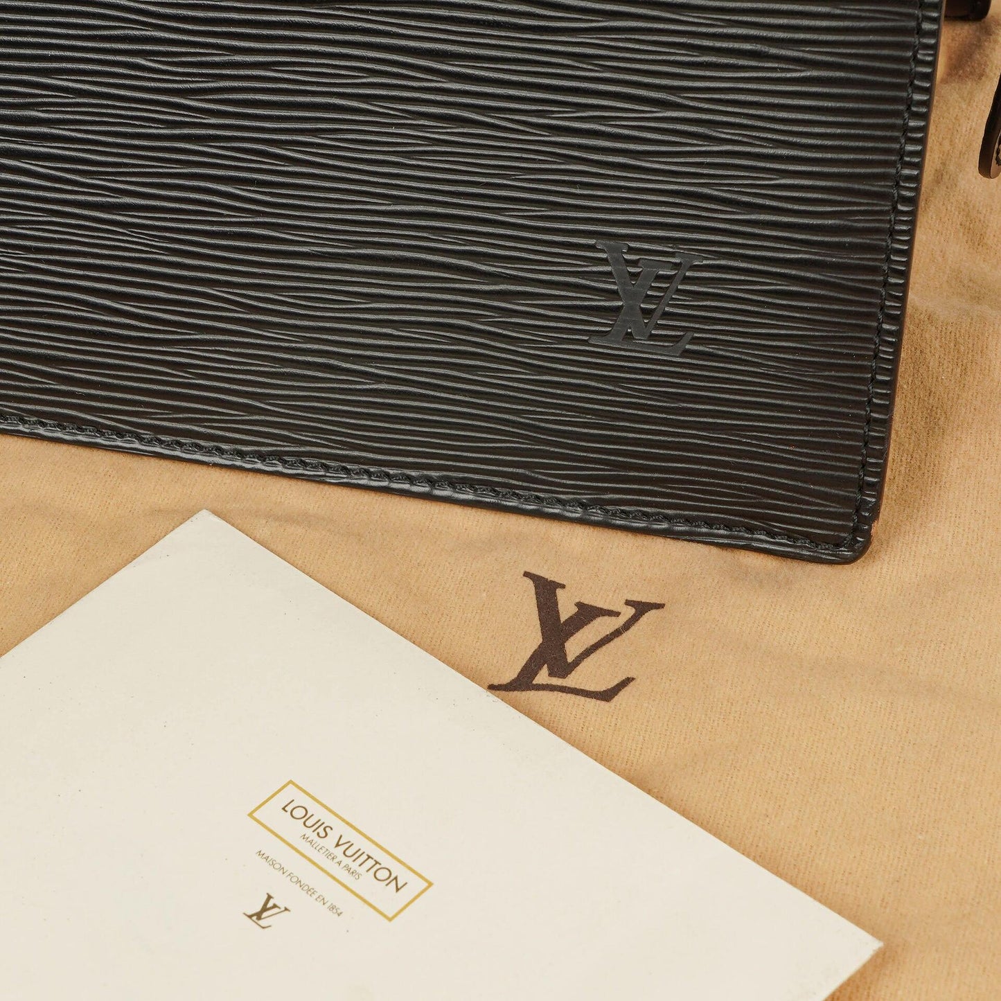 Louis Vuitton Triangle Handtasche aus schwarzem Epi-Leder