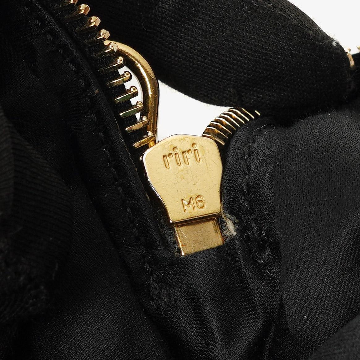 Miu Miu Crossbody-Clutch aus schwarzem Nero Napa Matelassé mit Doppelreißverschluss