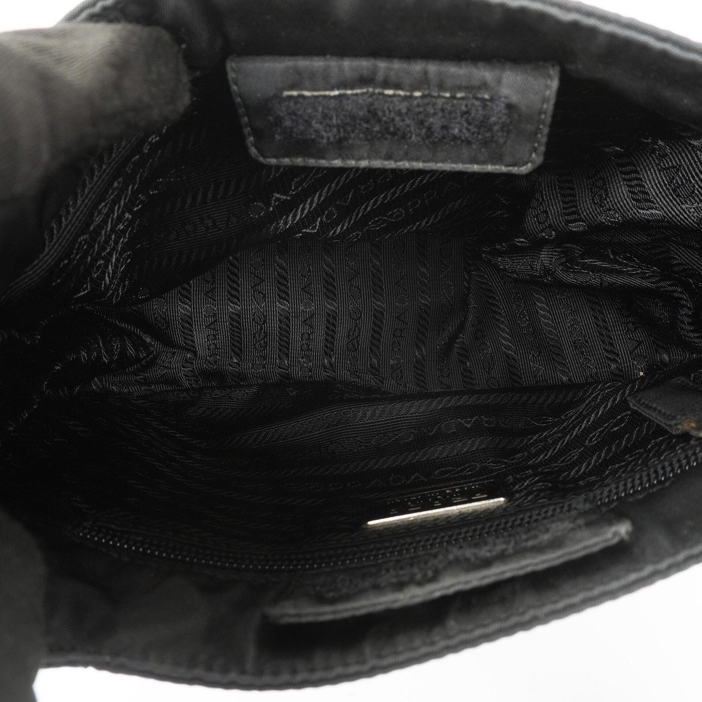 Prada Schwarze Nylon Emaillierte Metall Dreieck Obergriff Schultertasche