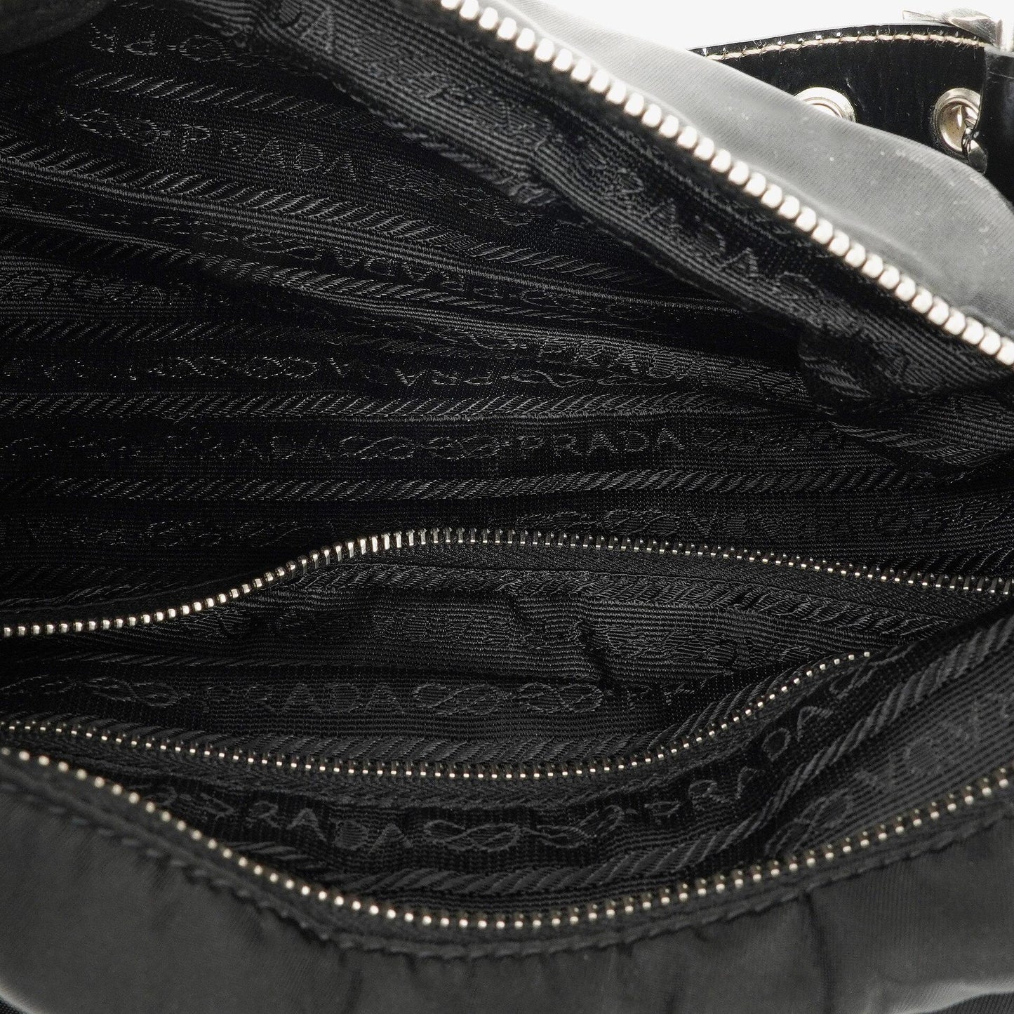 Prada Tessuto Schultertasche in Schwarz