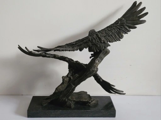 Majestätische Bronze-Skulptur: Adler im Landeanflug auf Felsen